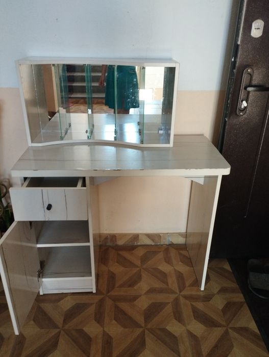 Тумба, стол сатылады