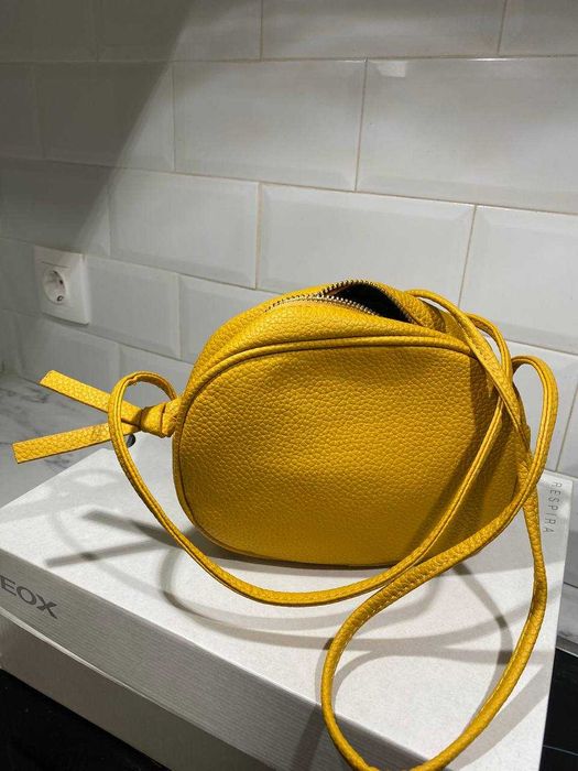 Малка Жълта чанта