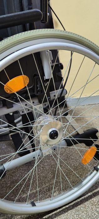 Vând scaun cu rotile pt persoane cu dizabilități