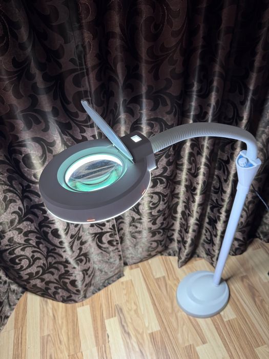 Lampa cosmetica cu lupa