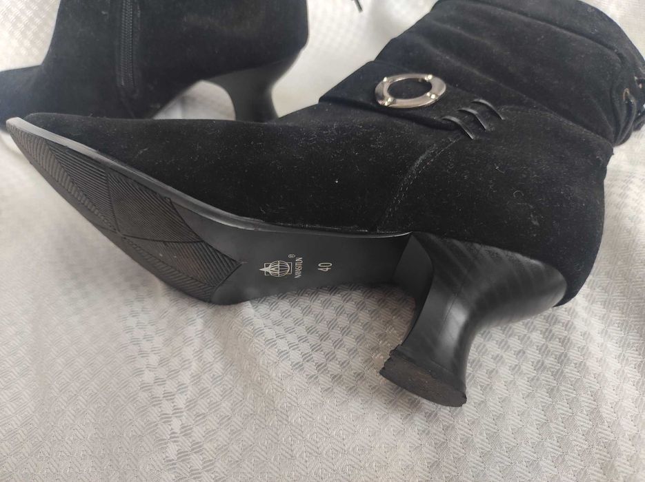 Дамски боти с нисък ток