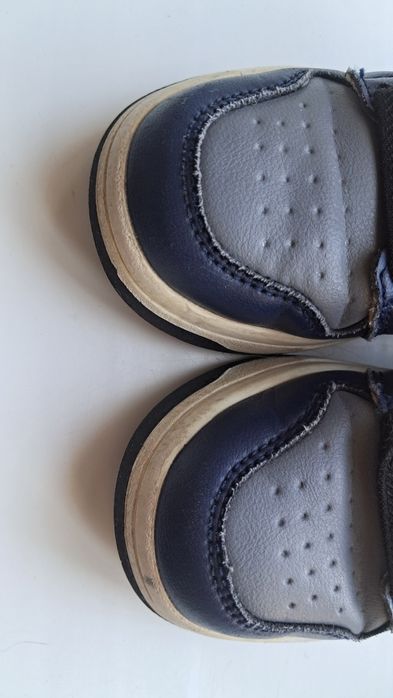 Продаются детские кроссовки.