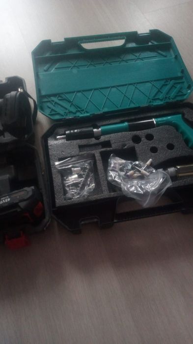 vand drujba electrica si un pistol cu capse