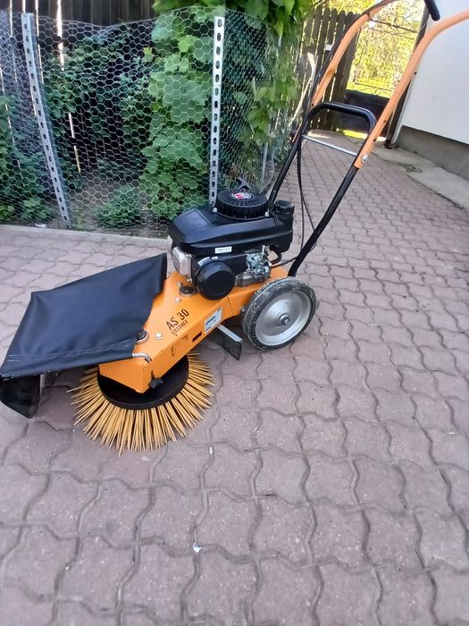 Vând mașină de curățat pavele