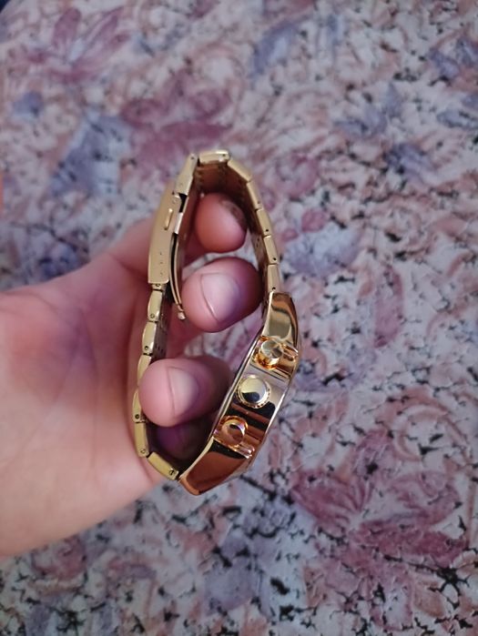 Продам часы Oulm в отличном состоянии.