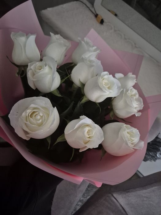 11 ароматных белых роз
