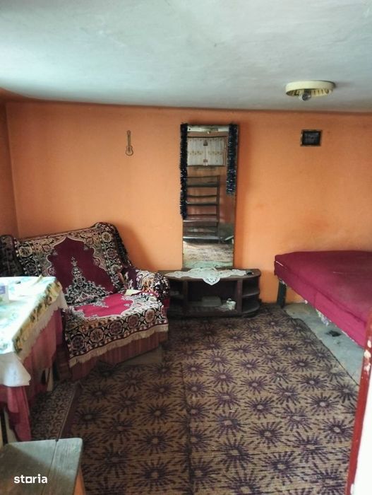 Casă de vânzare cu teren.