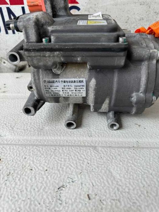 Dezmembrari Dacia Spring cod piesa 926006978R - Compresor AC