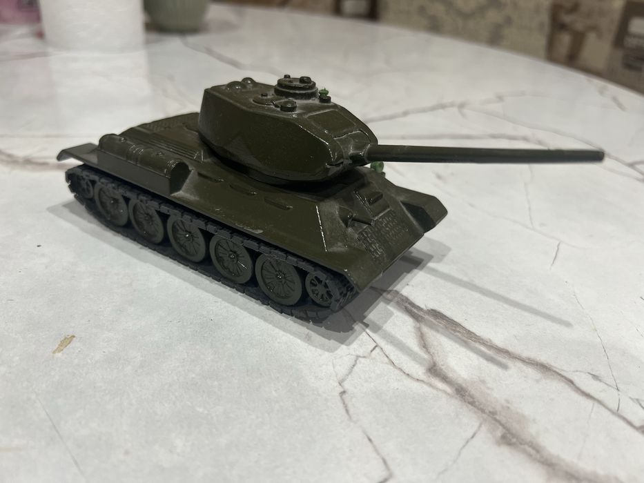 Танки, бтр, пушки.