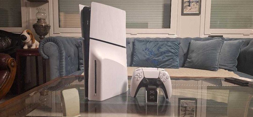 PS5 Slim (версия с дисково устройство), почти неизползвана, с 2 оригинални контролера, двойно зарядно устройство, 3 игри, стойка и оригиналната кутия.