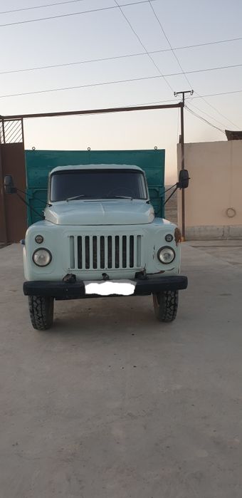 Yirib turgan mashina