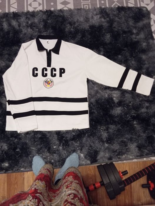 Тёплый, из плотной ткани мягкий свитерок