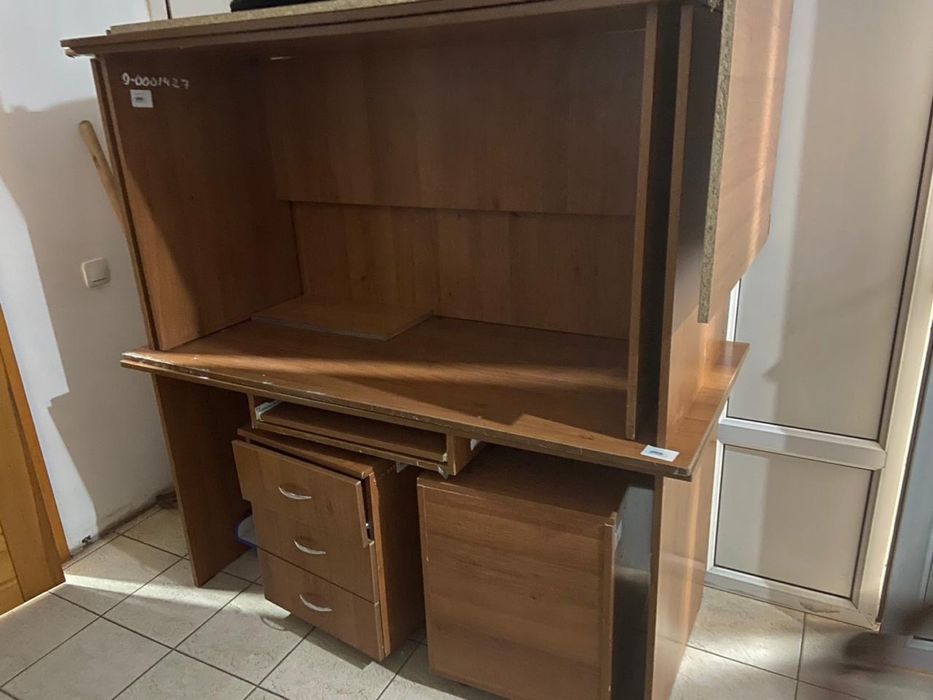 Продам офисные столы.