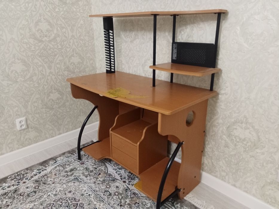 Стол для компьютера