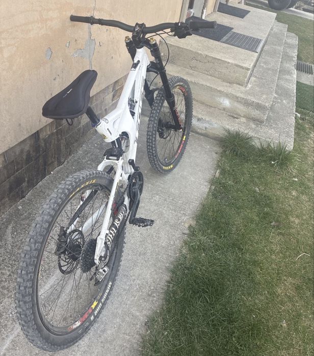 Bicicleta downhill full suspension