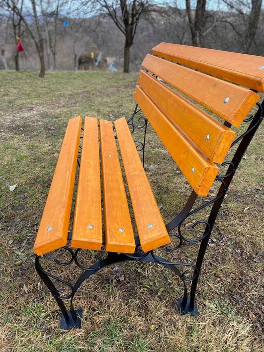 Vând banca de 1,5 m, stabila si confortabila