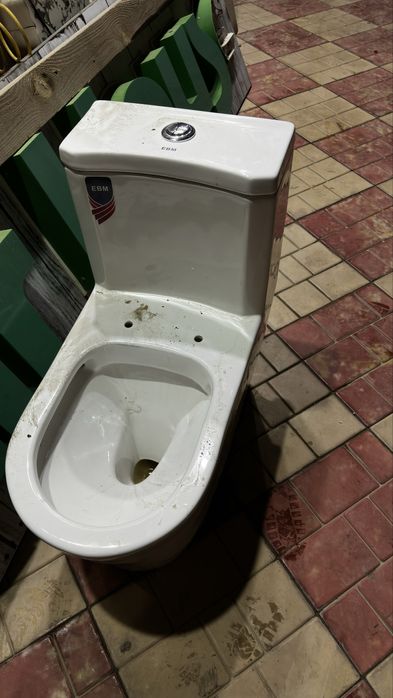 Унитаз  в хорошим состяний