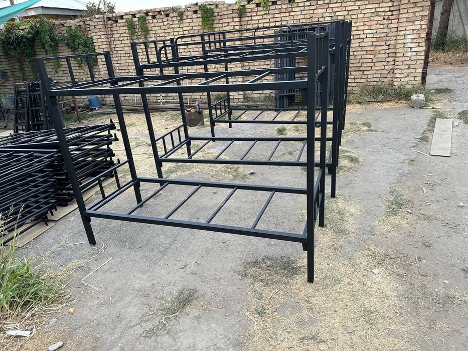 Металлическая кровать двух ярусов.