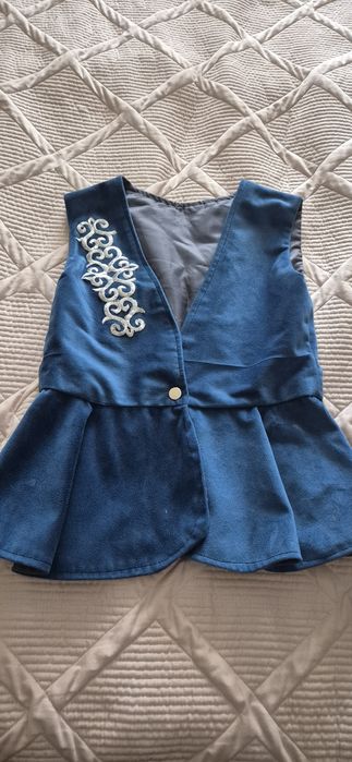 Продам жилетка на 5-7 лет