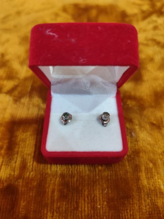 Продавам обеци..