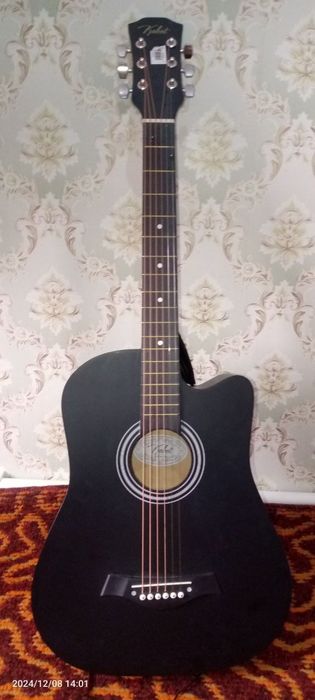 Gitara. Yangi. Sotiladi