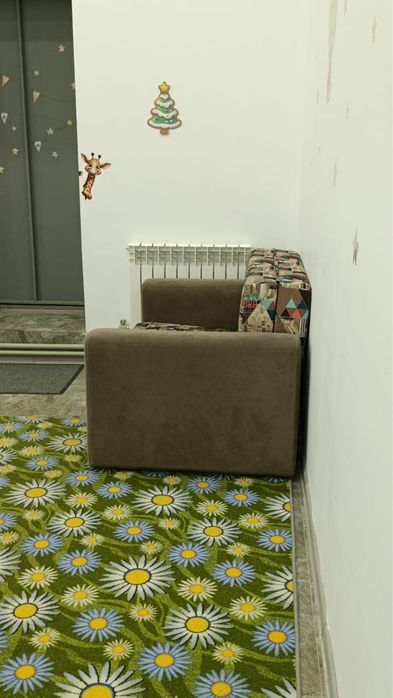 Диван коричневый