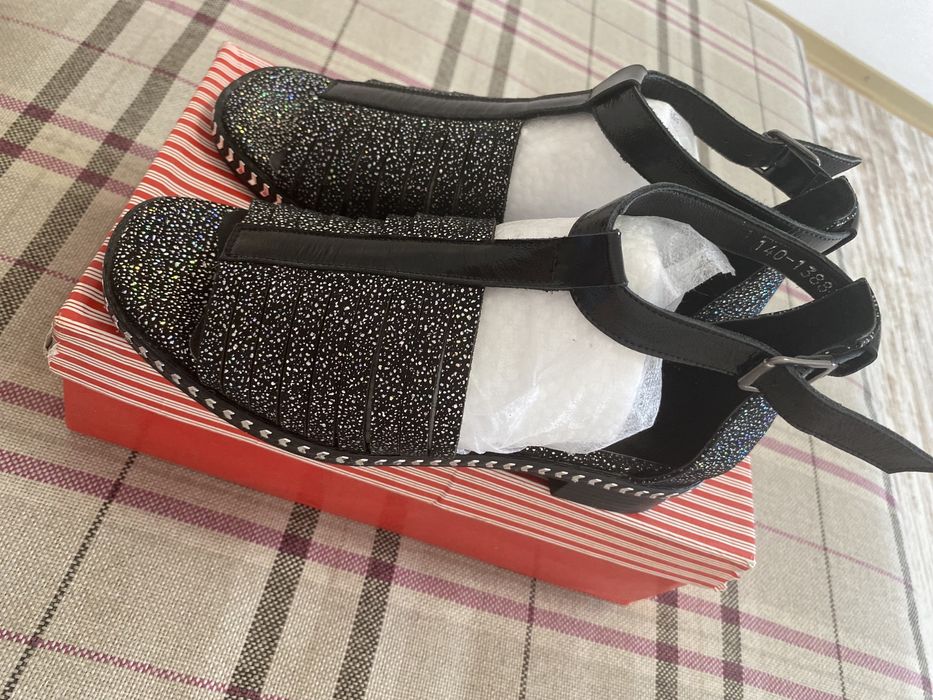 Модная обувь блестящие и со стразами