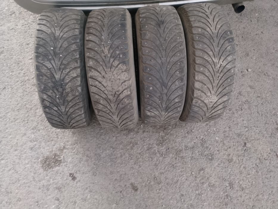 Продам шины зимние комплект.