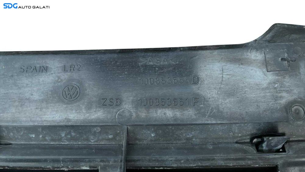 Grila Centrala cu Emblema Sigla de pe Bara Spoiler Fata Volkswagen Golf 4 1998 - 2005 Cod 1J0853655D 1J0853651F 1J0853653A [L5329]