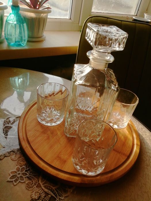 Графин и 4 бокала.