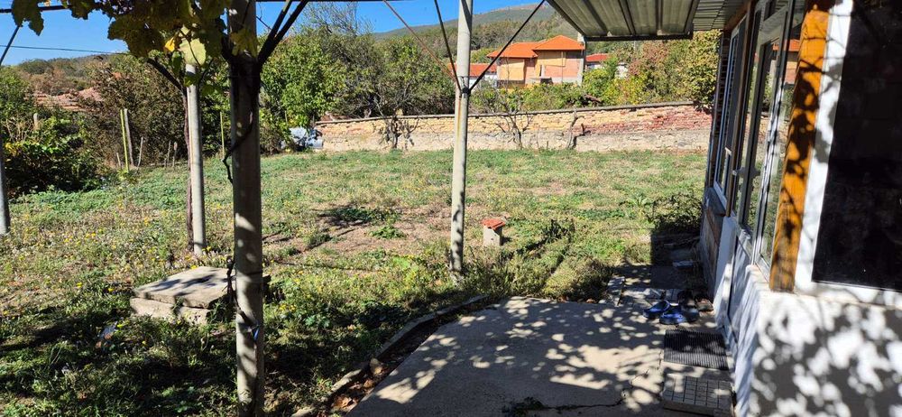 Къща с двор в село Горно Изворово