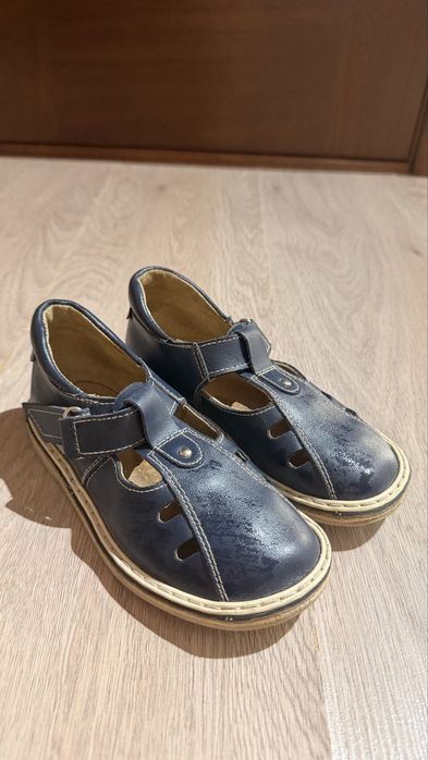 Обувь детская кожаная.