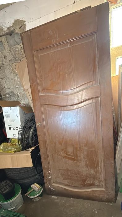 Есік сатылады. Үйден түскен. Сапалы, таза ағаш, ауыр есік, кашегі жоқ.