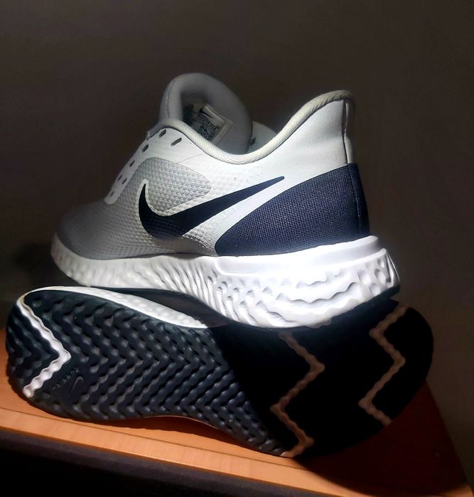 Nike Revolution 5 – Mărimea 40.5 (25.5 cm) – Stare Foarte Bună