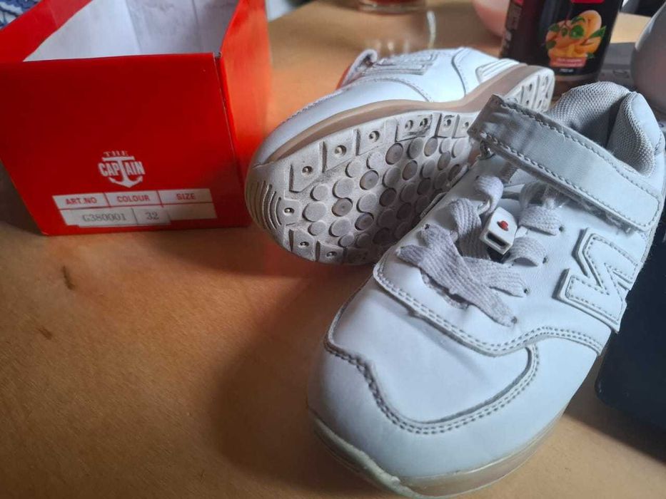 Кроссовки со светящейся подошвой.