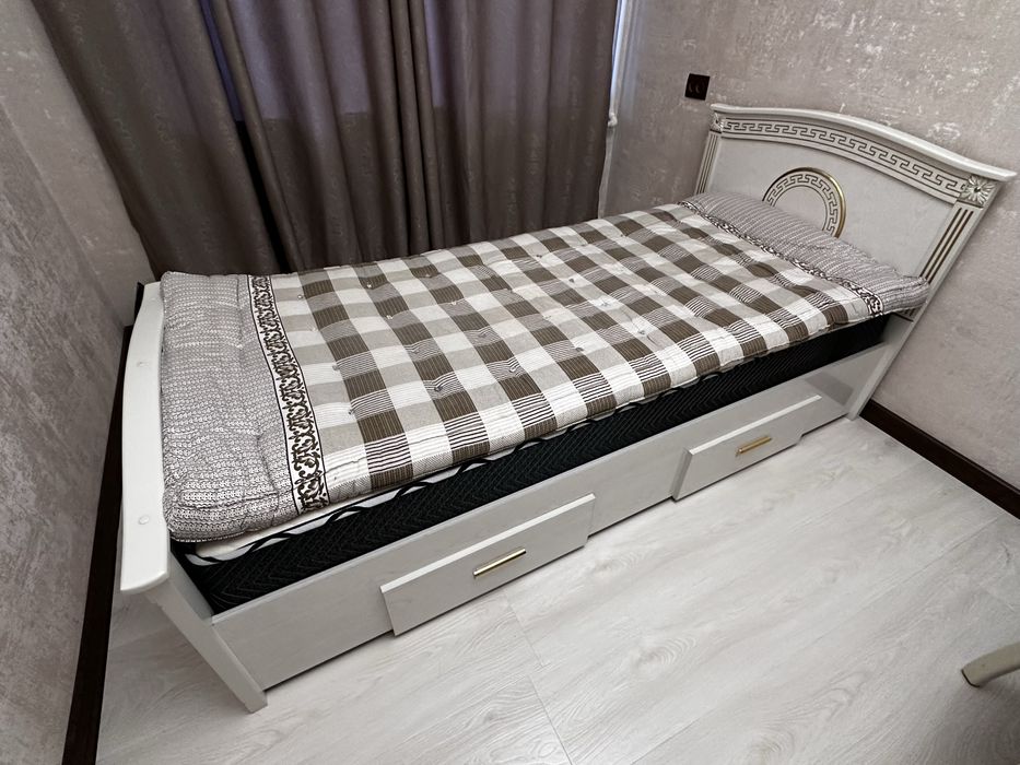 Срочно, кровать, б/у. Односпальная. Матрасом