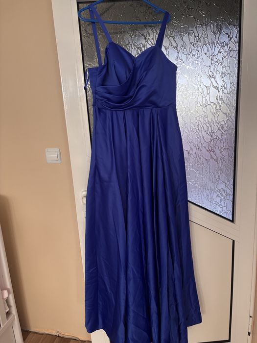 Официална роклия