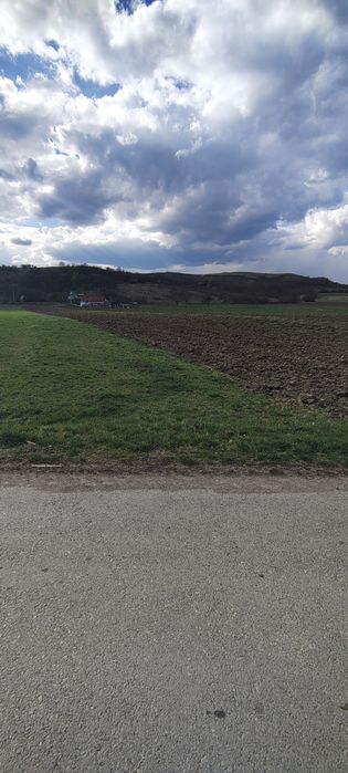 Teren extravilan situat intre case,intrare sat Maceu