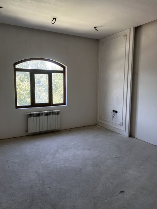 Сотилади.2 каватли.Сувни бўйида 75% битган ремонт