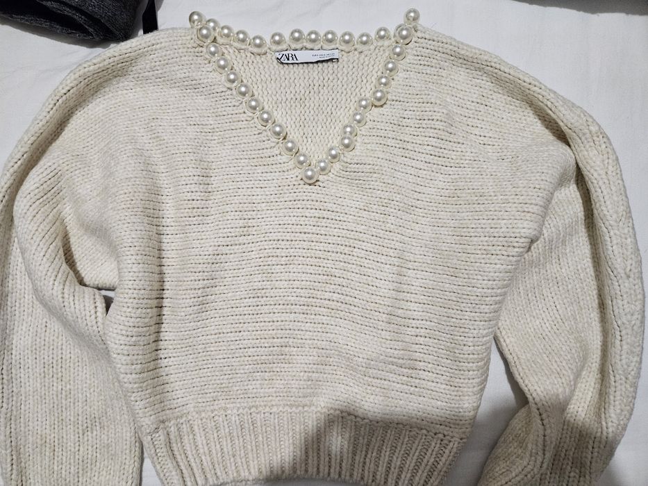 Пуловер с перли на Zara