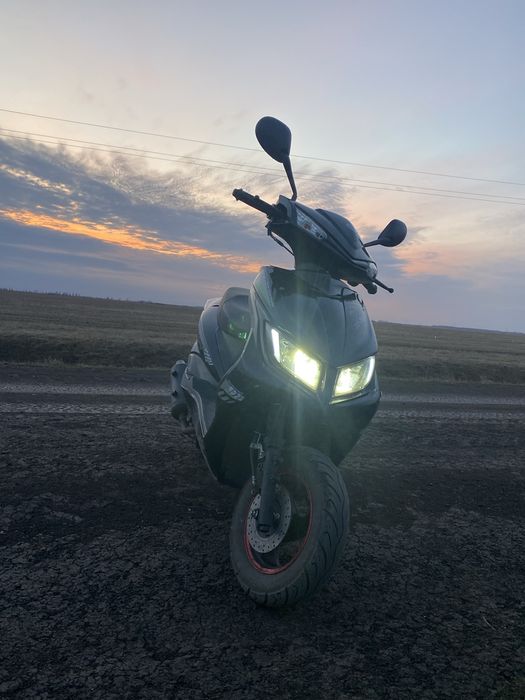 Скутер 150 cc на полном ходу