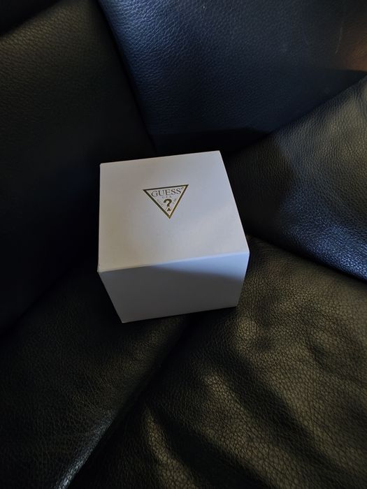 Часовник guess чисто нов