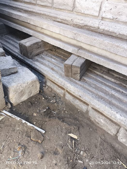 Бетонные плиты для забора.