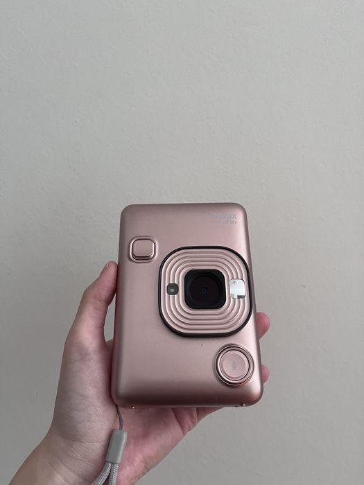 Продаю гибридный  фотоаппарат Fujifilm instax Mini LiPlay