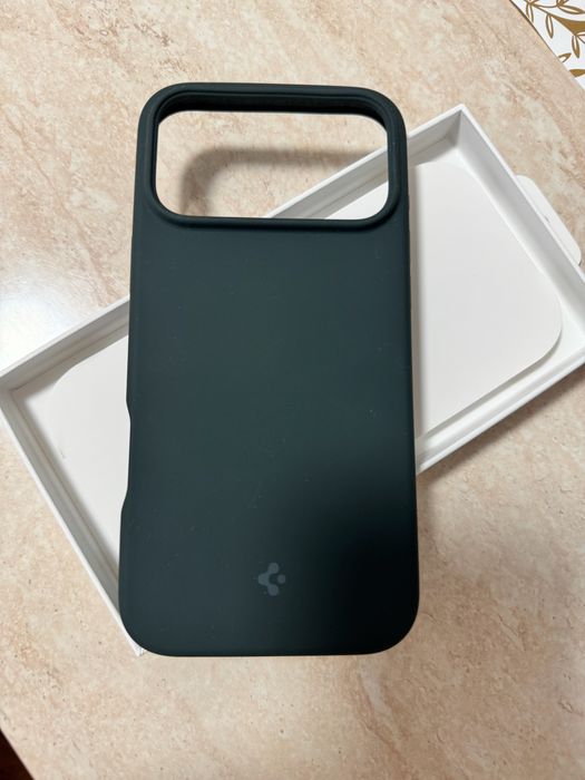 Husa iphone 17 pro max spiegen silicone noua