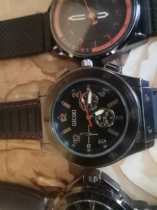 Пет броя часовници в добро състояние