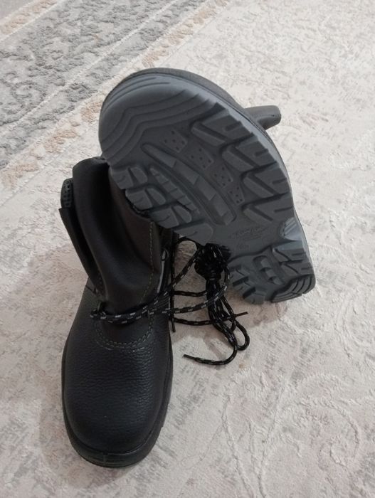 Продам ботинки размер 41