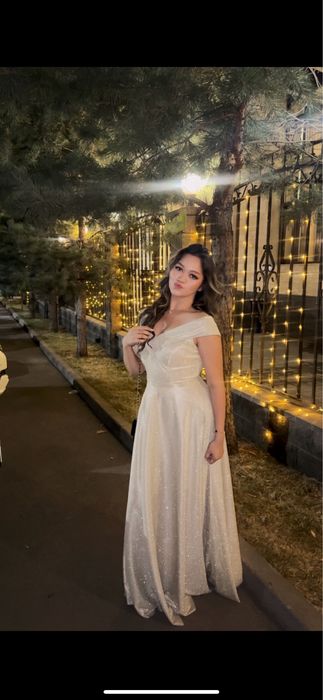 Нарядное блестящее платье с открытыми плечами