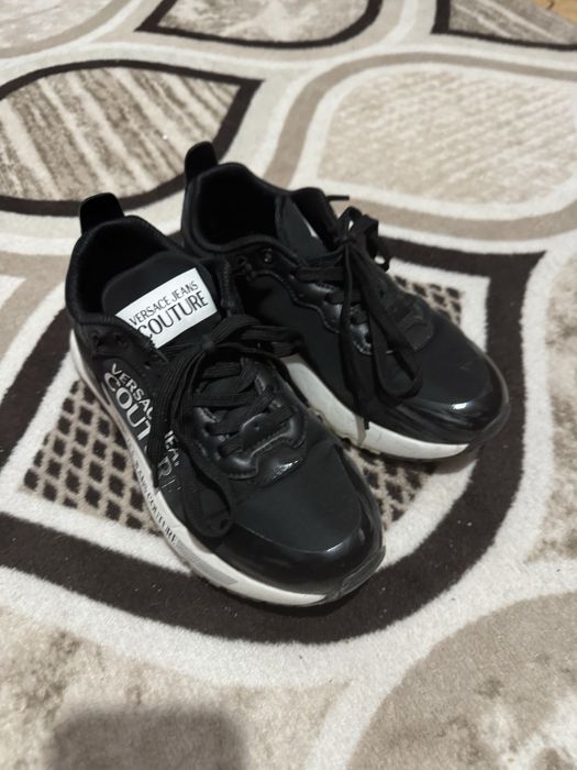 Черни маратонки с връзки