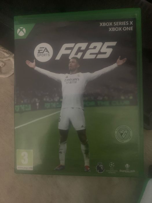 Vand xbox one,in stare impecabila cu 2 controllere originale,+ jocuri